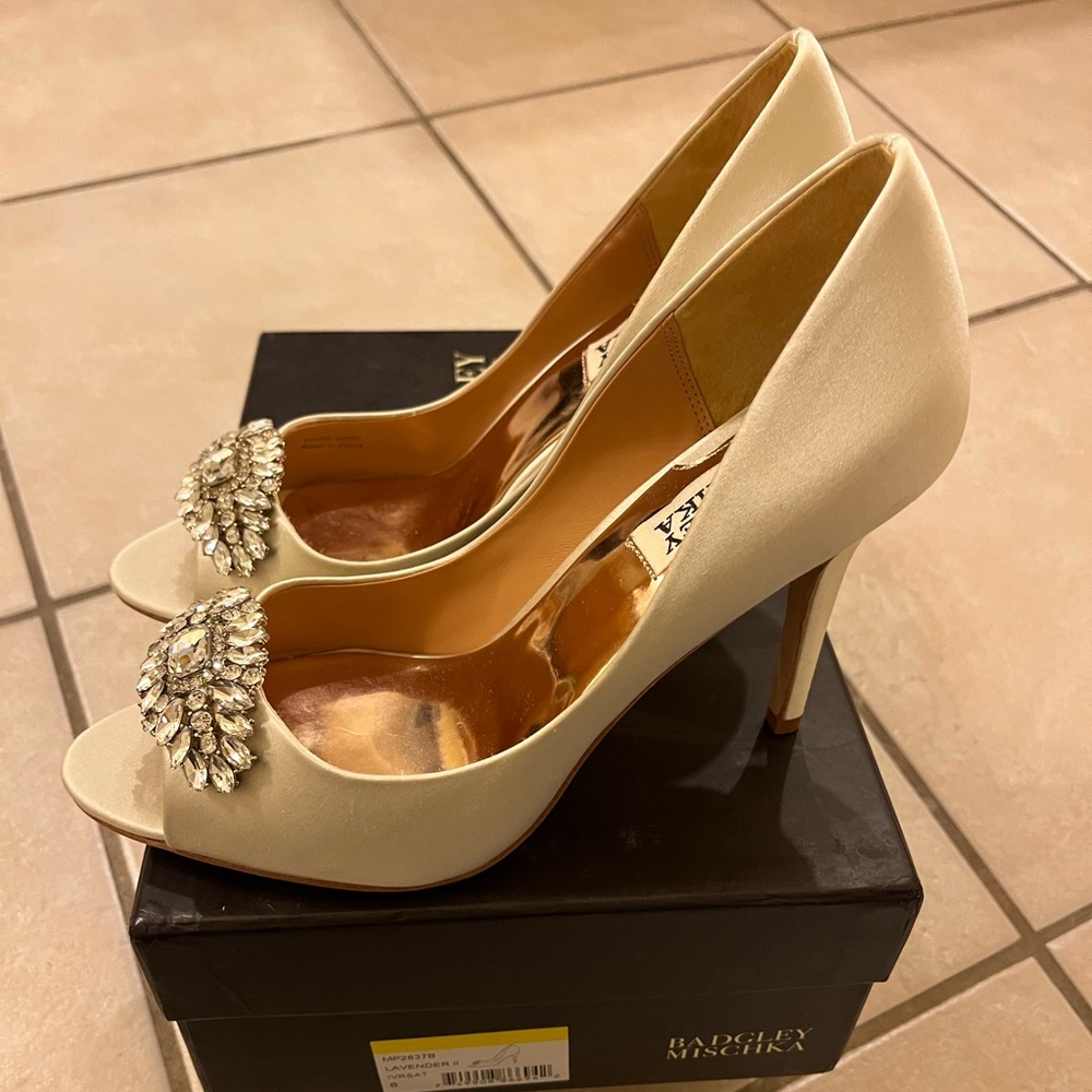 BADGLEY MISCHKA Ivory Satin Stiletto Rhinestone Princess Heels 8